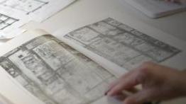 艺术历史 student reviews architectural drawing in a book 