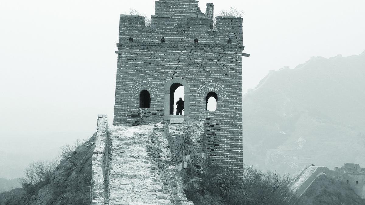中国长城守卫塔的黑白图像