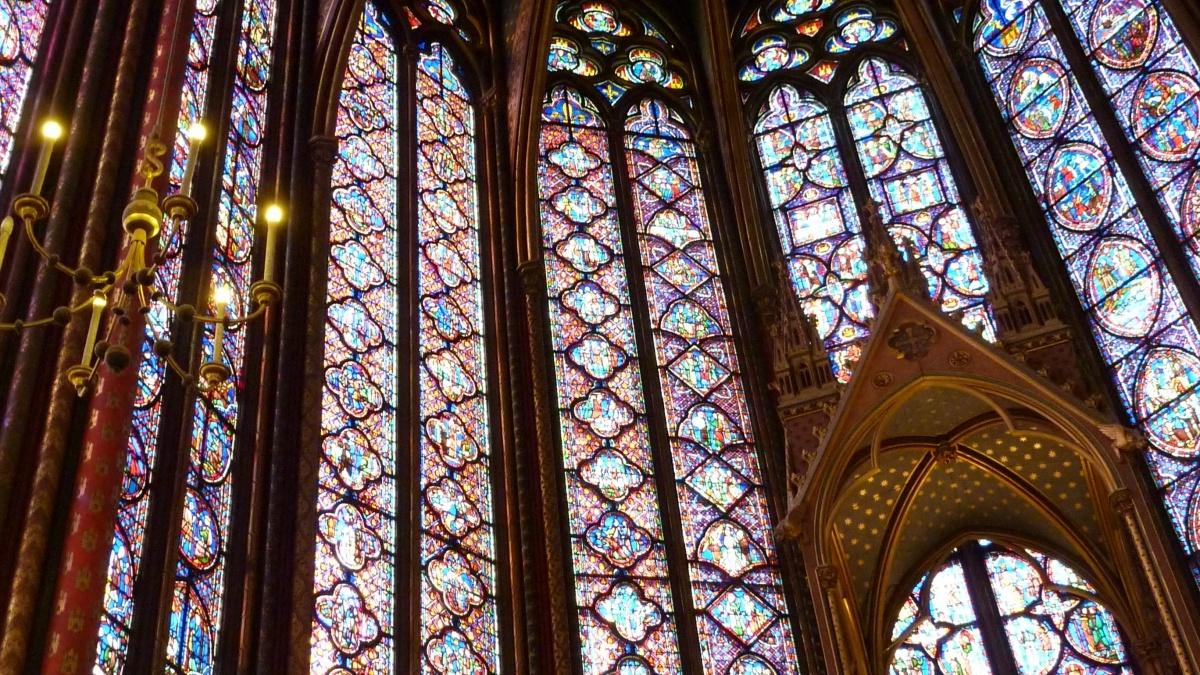 仰望由彩色玻璃支撑的大教堂天花板