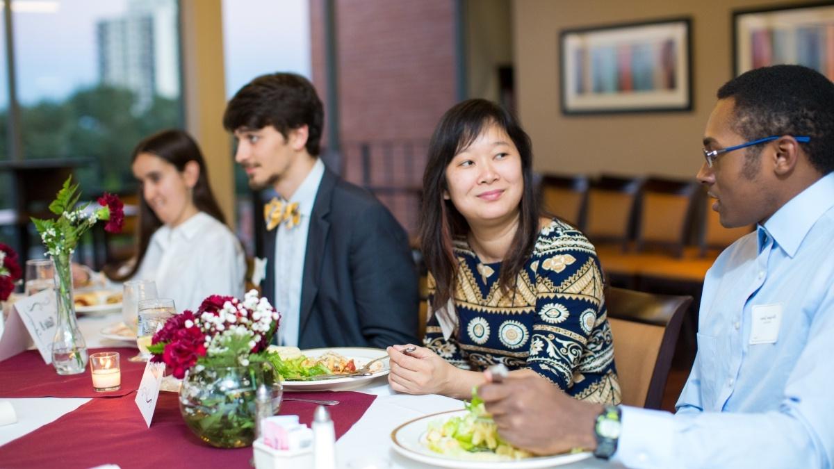Hoa Nguyen speaks with a student over dinner in 天际线 Dining Room